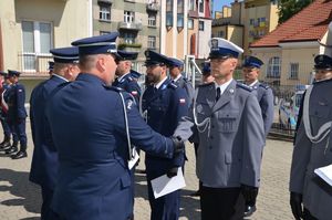 Na zdjeciu I Zastępca Komendanta Wojewódzkiego Policji w Rzeszowie podinsp. Piotr Stępka i Komendant Miejski Policji w Rzeszowie insp. Bogusław Kania wręczają policjantom akty mianowania na wyższe stopnie policyjne.