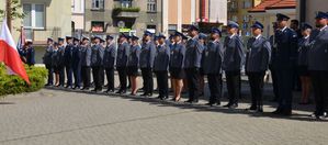 Na zdjęciu w dwuszeregu stoją mianowani na wyższe stopnie policjanci.