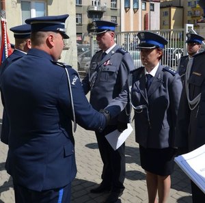 Na zdjeciu I Zastępca Komendanta Wojewódzkiego Policji w Rzeszowie podinsp. Piotr Stępka i Komendant Miejski Policji w Rzeszowie insp. Bogusław Kania wręczają policjantom akty mianowania na wyższe stopnie policyjne.