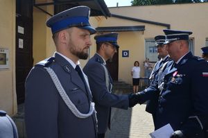 Na zdjeciu I Zastępca Komendanta Wojewódzkiego Policji w Rzeszowie podinsp. Piotr Stępka i Komendant Miejski Policji w Rzeszowie insp. Bogusław Kania wręczają policjantom akty mianowania na wyższe stopnie policyjne.