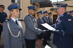 Na zdjeciu I Zastępca Komendanta Wojewódzkiego Policji w Rzeszowie podinsp. Piotr Stępka i Komendant Miejski Policji w Rzeszowie insp. Bogusław Kania wręczają policjantom akty mianowania na wyższe stopnie policyjne.