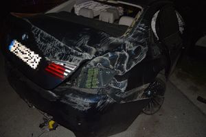 Na zdjęciu uszkodzony pojazd marki bmw.