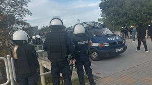 Na zdjęciu umundurowani policjanci biorący udział w zabezpieczeniu meczu.