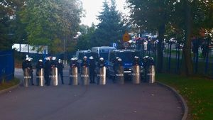 Na zdjęciu umundurowani policjanci biorący udział w zabezpieczeniu meczu.