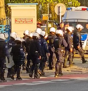 Na zdjęciu umundurowani policjanci biorący udział w zabezpieczeniu meczu.