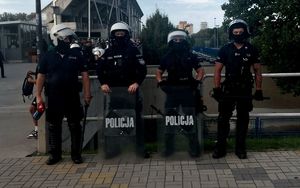 Na zdjęciu umundurowani policjanci biorący udział w zabezpieczeniu meczu.