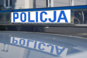 Na zdjęciu  belka policyjnego radiowozu z napisem policja.