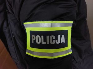 Na zdjęciu naramienna naszywka odblaskowa z napisem policja.