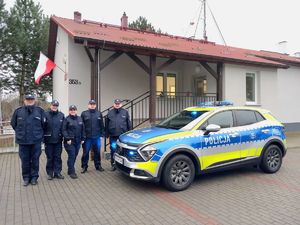 Na zdjęciu od lewej Zastępca Komendanta Komisariatu Policji II w Rzeszowie nadkom. Wojciech Dziuban z policjantami z Posterunki Policji w Trzcianie, z prawej strony policyjny radiowóz.