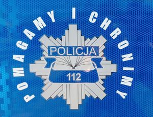 Na zdjęciu logo policji i napis pomagamy i chronimy.