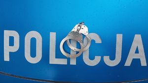Na zdjęciu napis policja i policyjne kajdanki.