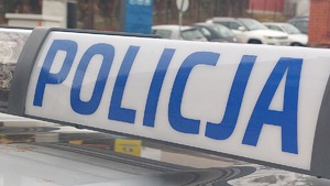 Na zdjęciu belka policyjnego radiowozu z napisem policja.