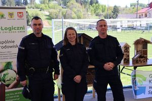 Na zdjęciu troje umundurowanych policjantów.