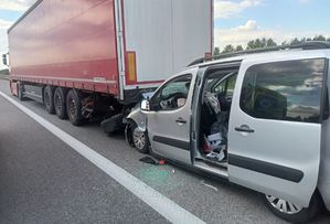 Zdjęcie ze zdarzenia drogowego na autostradzie A-4, pojazd marki citroen uderzył w tył naczepy pojazdu ciężarowego.