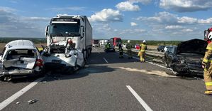 Zdjęcie z wypadku na drodze S-19. Na zdjeciu rozbite pojazdy i pracownicy służb.