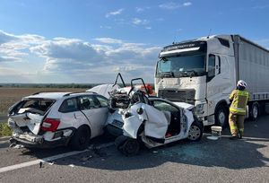 Zdjęcie z wypadku na drodze S-19. Na zdjeciu rozbite pojazdy.
