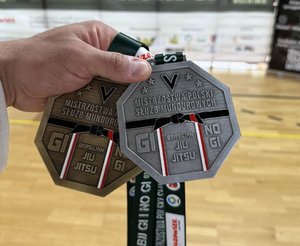 Na zdjęciu złoty i srebrny medal.