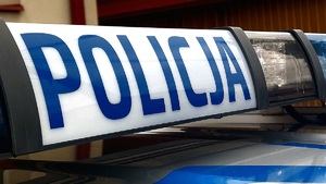 Na zdjęciu belka policyjnego samochodu z napisem policja.