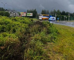Na zdjęciu w dali autokar i policyjny radiowóz.