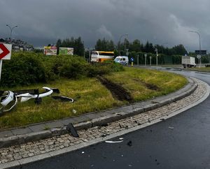 Na zdjęciu w dali autokar i policyjny radiowóz.