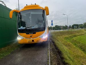 Na zdjęciu autokar.