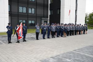 Na zdjęciu Poczet Sztandarowy KMP w Rzeszowie oraz mianowani na wyższe stopnie policyjne funkcjonariusze.