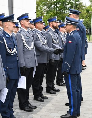 Na zdjęciu od prawej  Komendant Wojewódzki Policji w Rzeszowie insp. Andrzej Patrzałek i   Komendant Miejski Policji  w Rzeszowie mł. insp. Marek Pietrykowski odznaczają awansowanych policjantów.