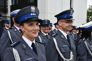 Na zdjeciu awansowani policjanci.
