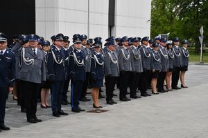 Na zdjęciu awansowani policjanci.