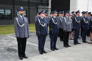 Na zdjęciu awansowani policjanci.