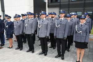 Na zdjęciu awansowani policjanci.