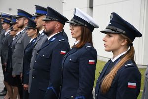 Na zdjeciu awansowani policjanci.