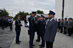 Na zdjęciu od prawej  Komendant Wojewódzki Policji w Rzeszowie insp. Andrzej Patrzałek i   Komendant Miejski Policji  w Rzeszowie mł. insp. Marek Pietrykowski odznaczają wyróżnionych policjantów.