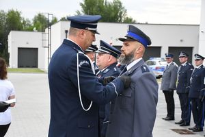 Na zdjęciu od prawej  Komendant Wojewódzki Policji w Rzeszowie insp. Andrzej Patrzałek i   Komendant Miejski Policji  w Rzeszowie mł. insp. Marek Pietrykowski odznaczają wyróżnionych policjantów.