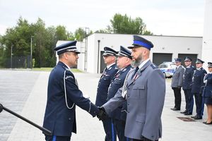 Na zdjęciu Komendant Miejski Policji w Rzeszowie mł. insp. Marek Pietrykowski gratuluje wyróżnionym policjantom.