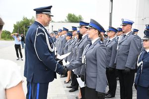 Na zdjęciu  Komendant Wojewódzki Policji w Rzeszowie insp. Andrzej Patrzałek  odznacza awansowanych policjantów.
