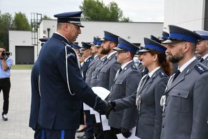 Na zdjęciu  Komendant Wojewódzki Policji w Rzeszowie insp. Andrzej Patrzałek  odznacza awansowanych policjantów.