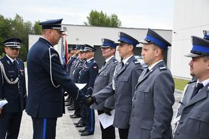 Na zdjęciu  Komendant Wojewódzki Policji w Rzeszowie insp. Andrzej Patrzałek  odznacza awansowanych policjantów.