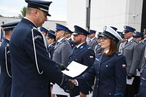 Na zdjęciu  Komendant Wojewódzki Policji w Rzeszowie insp. Andrzej Patrzałek  odznacza awansowanych policjantów.