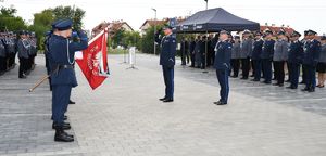Na zdjęciu I Zastępca Komendanta Miejskiego w Rzeszowie podinsp. Maciej Gawryś i Komendant Wojewódzki Policji w Rzeszowie insp. Andrzej Patrzałek stoją przez mianowanymi policjantami.