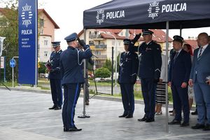 Na zdjęciu I Zastępca Komendanta Miejskiego w Rzeszowie podinsp. Maciej Gawryś salutuje Komendantowi Wojewódzkiemu Policji w Rzeszowie insp. Andrzejowi Patrzałkowi.Obok Komendanta Wojewódzkiego stoją zaproszeni goście.