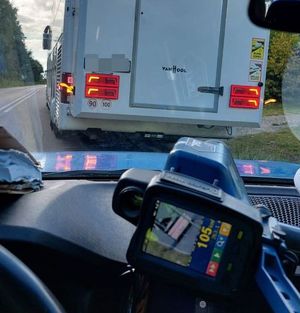 Na zdjeciu stojący tyłem autokar i wyświetlacz  videorejestratora.