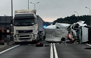 Zdjęcie z miejsca zdarzenia, na jezdni przewrócony na bok bus i ciężarówka.