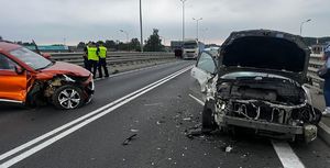 Zdjęcie z miejsca zdarzenia, na jezdni rozbite samochody.