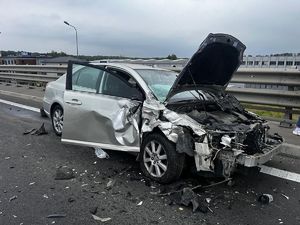 Zdjęcie z miejsca zdarzenia, na jezdni rozbity samochód.