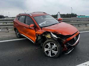 Zdjęcie z miejsca zdarzenia, na jezdni rozbity samochód.