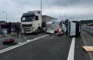 Zdjęcie z miejsca zdarzenia, na jezdni przewrócony na bok bus i ciężarówka.