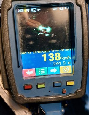 Na zdjeciu wyświetlacz ręcznego miernika prędkości z zarejestrowanym pojazdem, który przekroczył dopuszczalną prędkość i jechał 138 km/h, na drodze z ograniczeniem do 50 km/h.