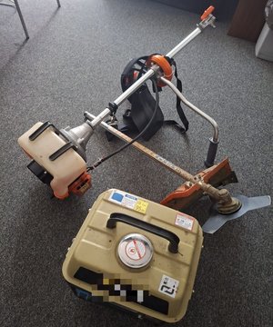 Na zdjęciu agregat prądotwórczy i kosa spalinowa.