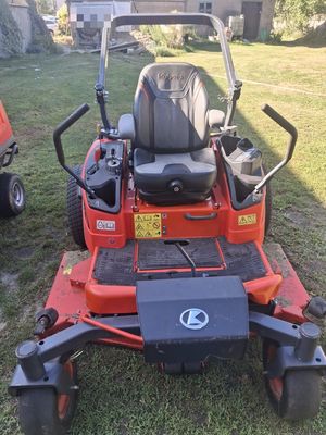 na zdjeciu kosiarka.